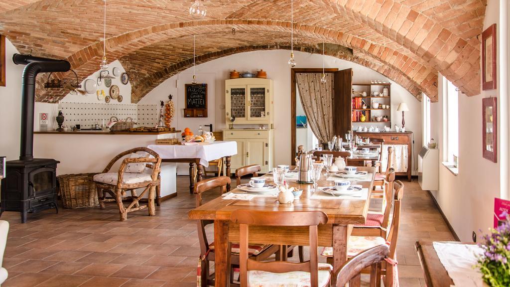 Antico Casale Mattei - Adult Only Bed and Breakfast Corneliano d'Alba Exteriör bild