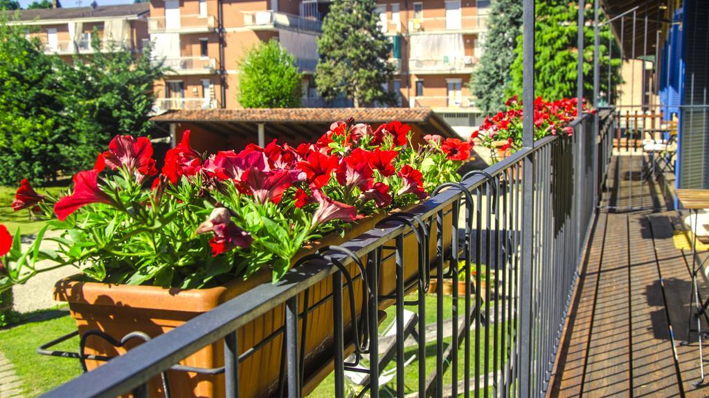 Antico Casale Mattei - Adult Only Bed and Breakfast Corneliano d'Alba Exteriör bild