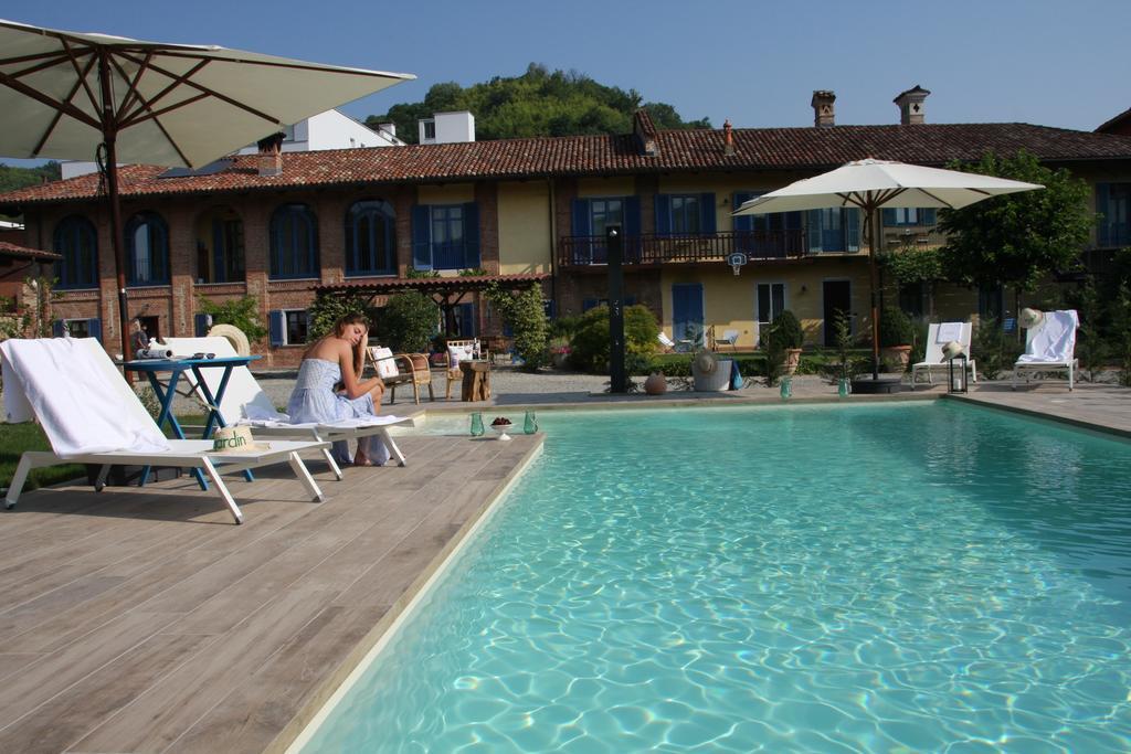 Antico Casale Mattei - Adult Only Bed and Breakfast Corneliano d'Alba Exteriör bild